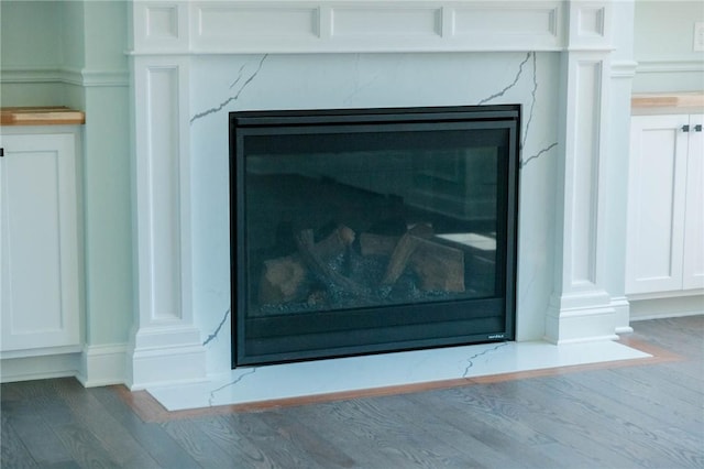 9 Chase Ln, Lincoln, RI 02865 - detailed view of wood finished floors and a fireplace