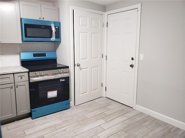 56 River St Unit 23, West Warwick, RI 02893 - kitchen featuring stainless steel electric range, gray cabinetry, light wood-style flooring, and light countertops