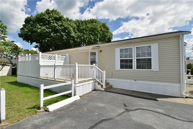 40 Lowell Ave, Pawtucket, RI 02861 - manufactured / mobile home featuring a front yard