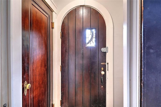 796 Pontiac Ave, Cranston, RI 02910 - entryway with arched walkways