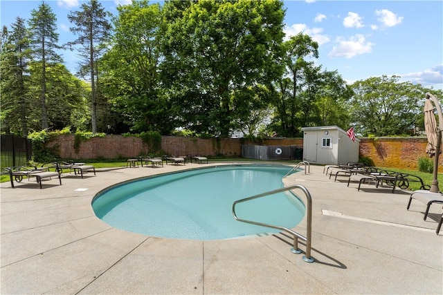 30 Sweet Meadow Ct Unit 15, Narragansett, RI 02882 - view of swimming pool featuring a patio area and a fenced backyard