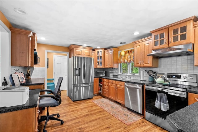 67 Hathaway Dr, West Warwick, RI 02893 - kitchen with stainless steel appliances, under cabinet range hood, a sink, light wood-style flooring, and hanging light fixtures