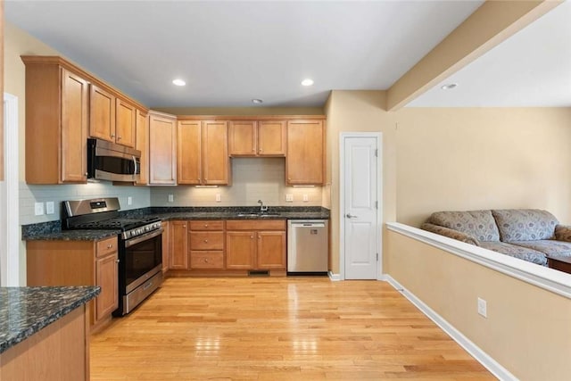 156 Hampton Way S, Kingstown, RI 02879 - kitchen with stainless steel appliances, a sink, tasteful backsplash, light wood-style floors, and recessed lighting