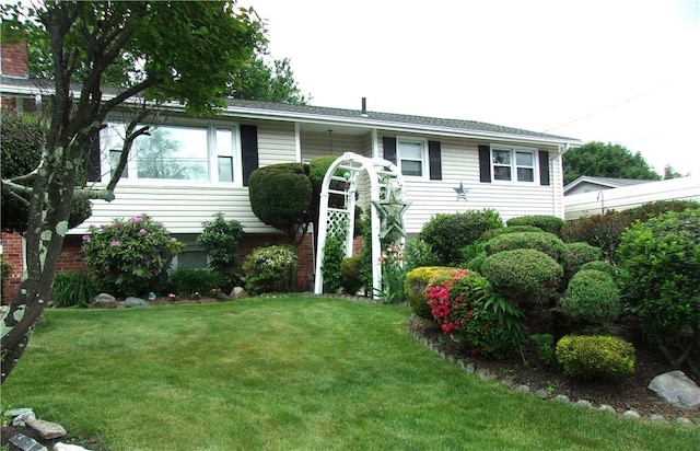 15 Ponderosa Dr, West Warwick, RI 02893 - bi-level home with a front lawn