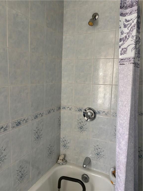 259 Park Ave, Woonsocket, RI 02895 - full bathroom featuring shower / bathtub combination with curtain