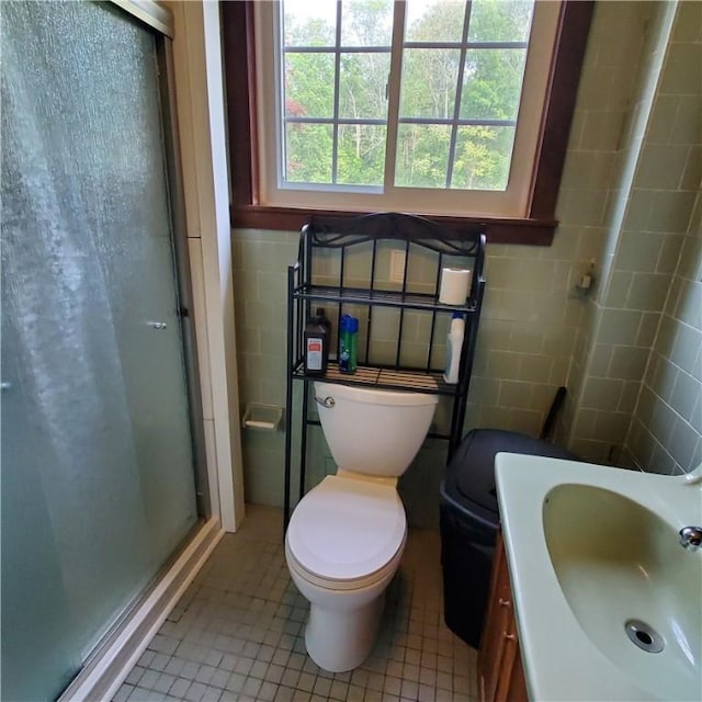 199 Plainfield Pike, Scituate, RI 02857 - full bath featuring a stall shower, toilet, vanity, tile walls, and tile patterned floors