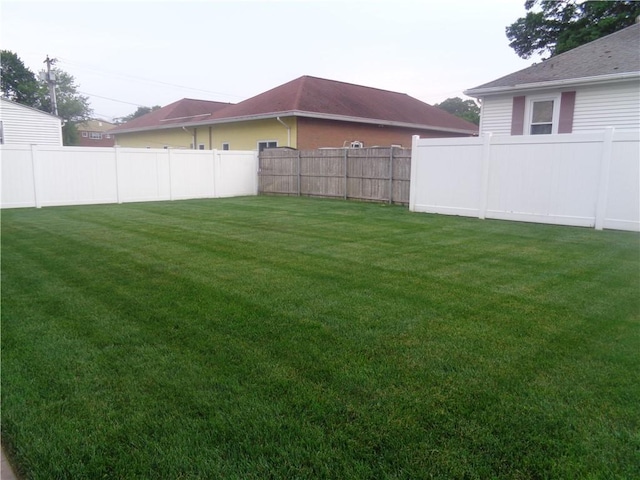 176 Vernon St, Warwick, RI 02889 - view of yard