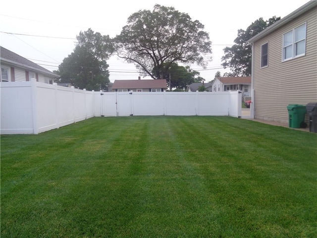 176 Vernon St, Warwick, RI 02889 - view of yard