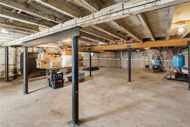 201 Paradise Ave, Middletown, RI 02842 - unfinished below grade area with a water pressure tank