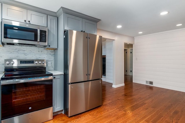 137 Rocky Hill Rd, Scituate, RI 02857 - kitchen with stainless steel appliances, decorative backsplash, gray cabinetry, light wood-type flooring, and recessed lighting