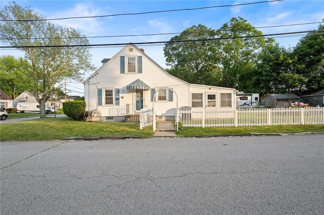 3 Arrow Ave, Warwick, RI 02886 - view of front facade featuring a fenced front yard