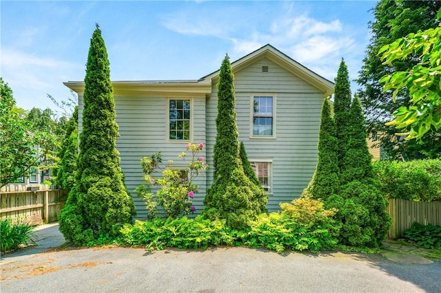 24 Old Beach Rd, Newport, RI 02840 - view of home's exterior