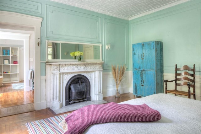 24 Old Beach Rd, Newport, RI 02840 - bedroom featuring a decorative wall and wood finished floors