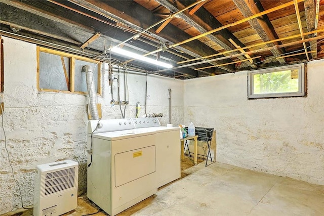 129 Ash St, Warwick, RI 02888 - laundry room featuring independent washer and dryer