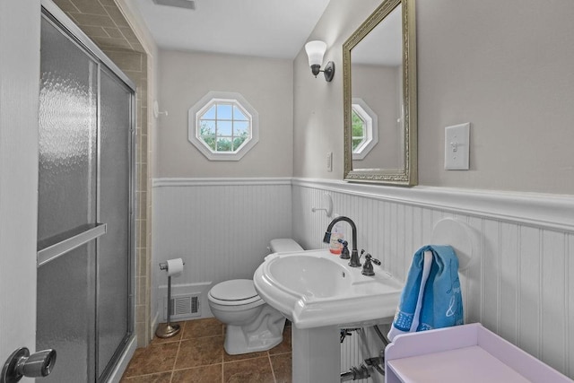 22 Oakridge Rd, Scituate, RI 02857 - full bath featuring a stall shower, wainscoting, and tile patterned floors