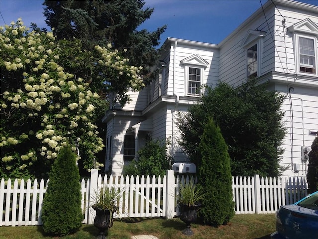 10 Hendricks St, South Kingstown, RI 02879 - view of side of property