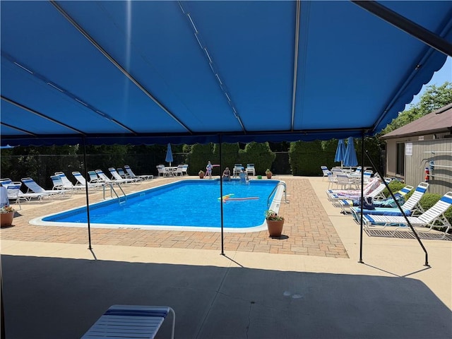 180 Fishing Cove Rd, North Kingstown, RI 02852 - community pool with a patio
