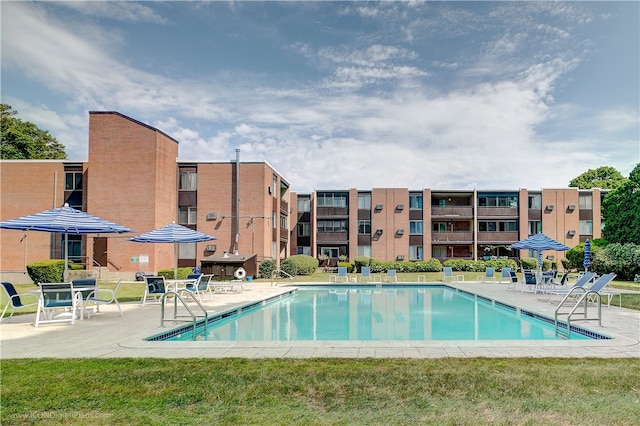 401 Bellevue Ave Unit 214, Newport, RI 02840 - community pool with a patio area and a yard