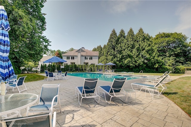 401 Bellevue Ave Unit 214, Newport, RI 02840 - community pool with a patio area