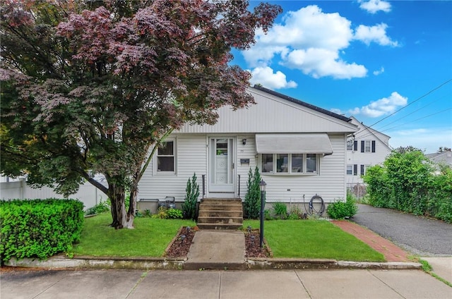 75 Columbus St, Providence, RI 02908 - bungalow-style home featuring a front lawn