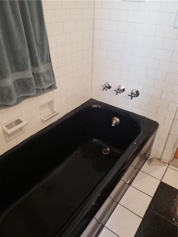 106 Langdon St, Providence, RI 02904 - view of full bath