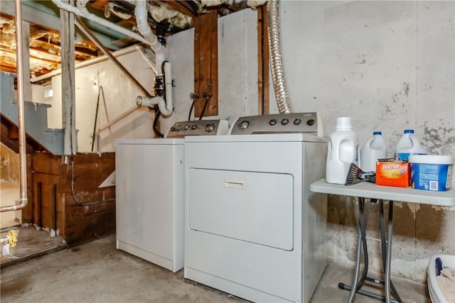 40 Lufkin Ct, Warwick, RI 02888 - laundry area featuring independent washer and dryer