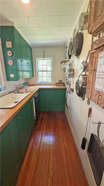 815 Beacon Hill Rd, Block Island, RI 02807 - laundry area featuring dark wood finished floors and a sink