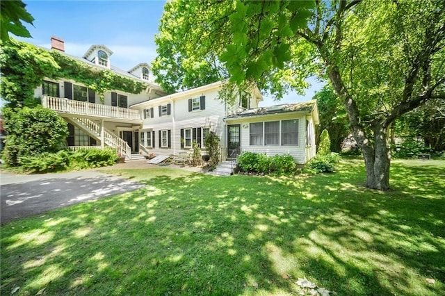 33 Kay St, Newport, RI 02840 - view of front facade with a front yard