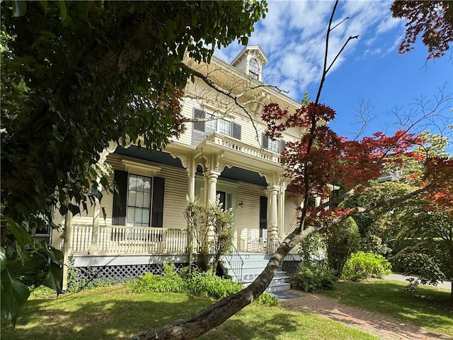 33 Kay St, Newport, RI 02840 - italianate house featuring a porch and a front yard