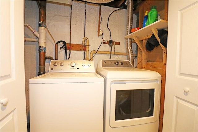 27 Louise Dr, Tiverton, RI 02878 - laundry room featuring independent washer and dryer