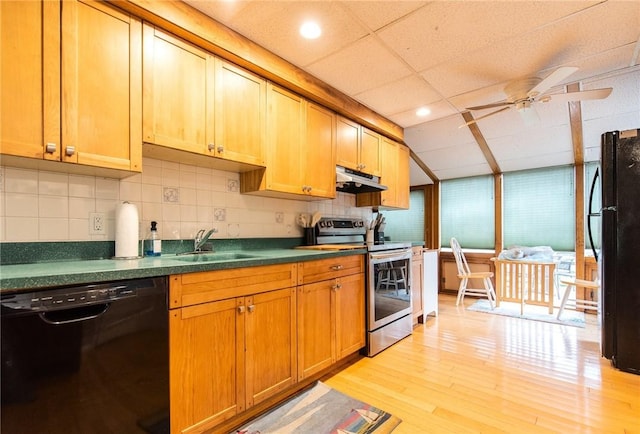 130 Knowlesway Ext, Narragansett, RI 02882 - kitchen featuring black appliances, under cabinet range hood, a ceiling fan, dark countertops, and light wood-type flooring