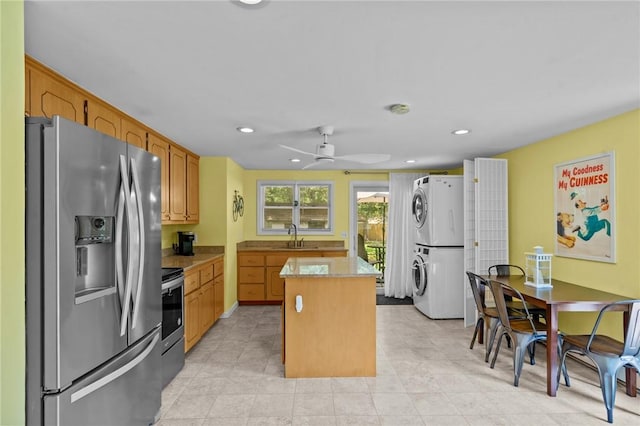 37 Ridge Rd, East Greenwich, RI 02818 - kitchen with appliances with stainless steel finishes, estacked washer and dryer, a kitchen island, a ceiling fan, and recessed lighting