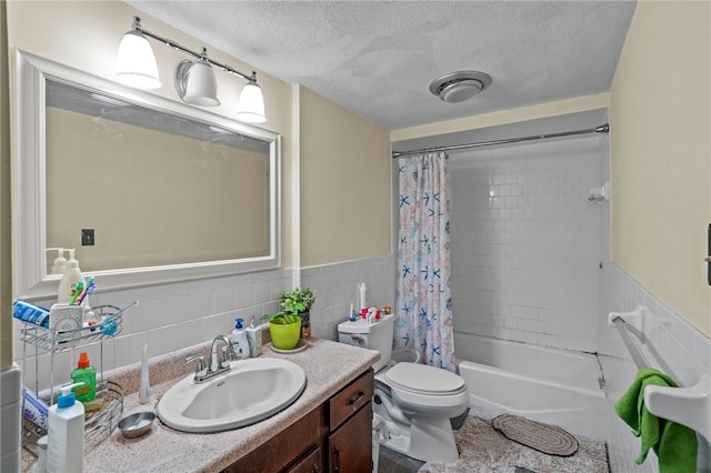196 Old River Rd Unit 166, Lincoln, RI 02865 - full bath featuring vanity, tile walls, shower / bath combination with curtain, a textured ceiling, and a wainscoted wall