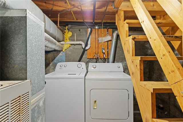 188 Reynolds Ave, Warwick, RI 02889 - laundry area with washing machine and dryer and heating unit