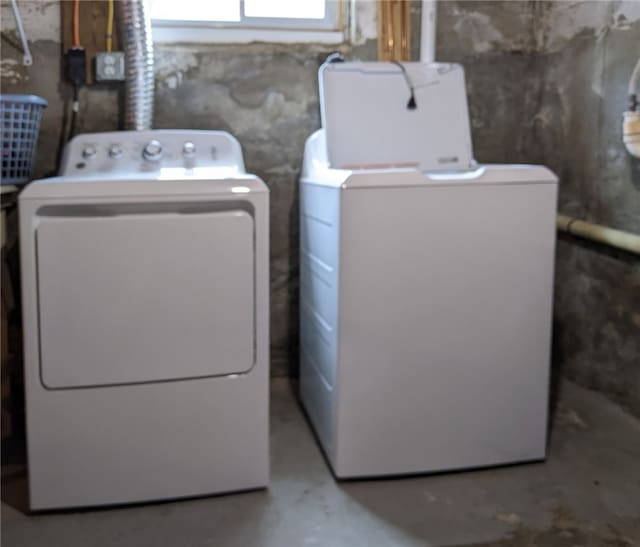 443 Harrington Ave, Warwick, RI 02888 - washroom featuring washer and dryer