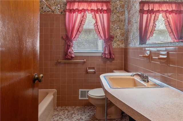 352 Cove Ave, Warwick, RI 02886 - full bath featuring tile walls, plenty of natural light, a wainscoted wall, and wallpapered walls