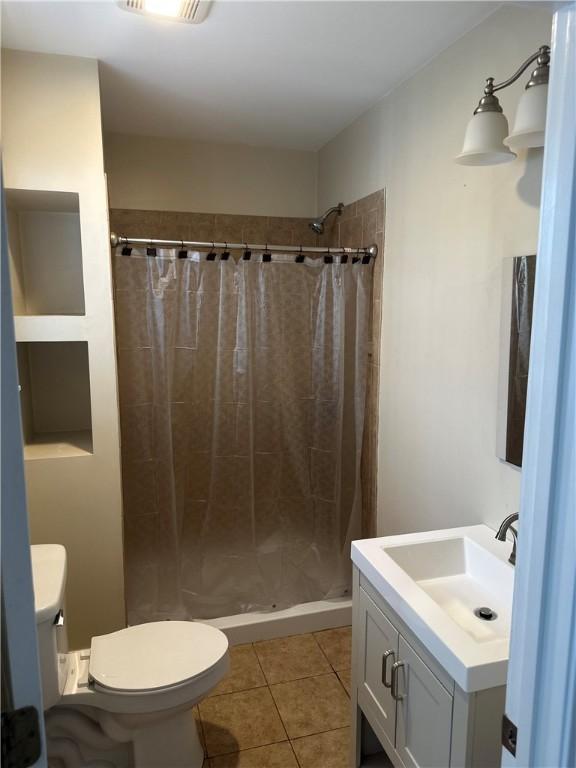 6 Larkspur Rd, Warwick, RI 02886 - bathroom with vanity, a tile shower, and tile patterned flooring