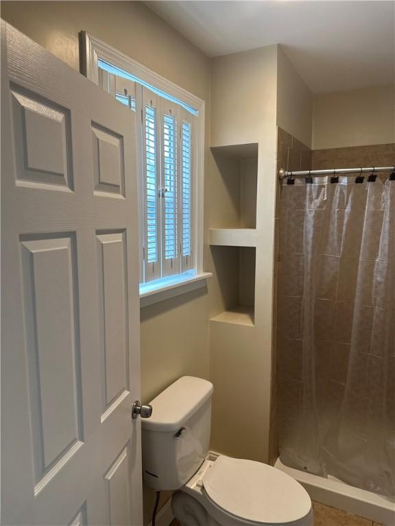 6 Larkspur Rd, Warwick, RI 02886 - full bathroom featuring toilet and tiled shower