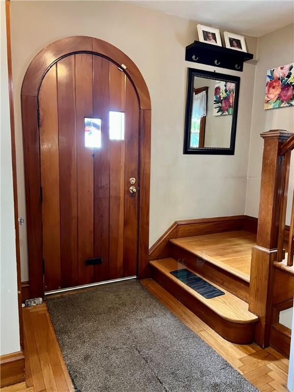 55 Greylock Ave, Cranston, RI 02910 - entrance foyer with arched walkways