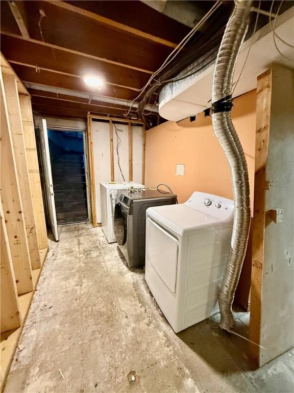 74 Plymouth Rd, East Providence, RI 02914 - laundry area featuring independent washer and dryer