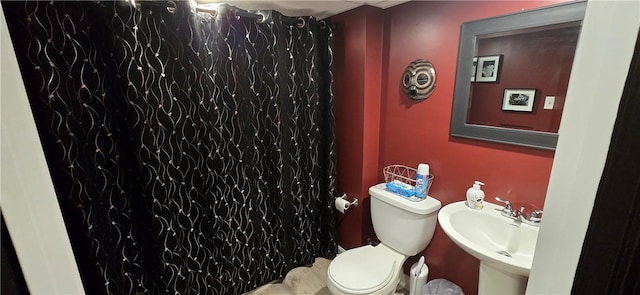 92 Silver Spring Ave, East Providence, RI 02915 - full bathroom with toilet and a shower with curtain
