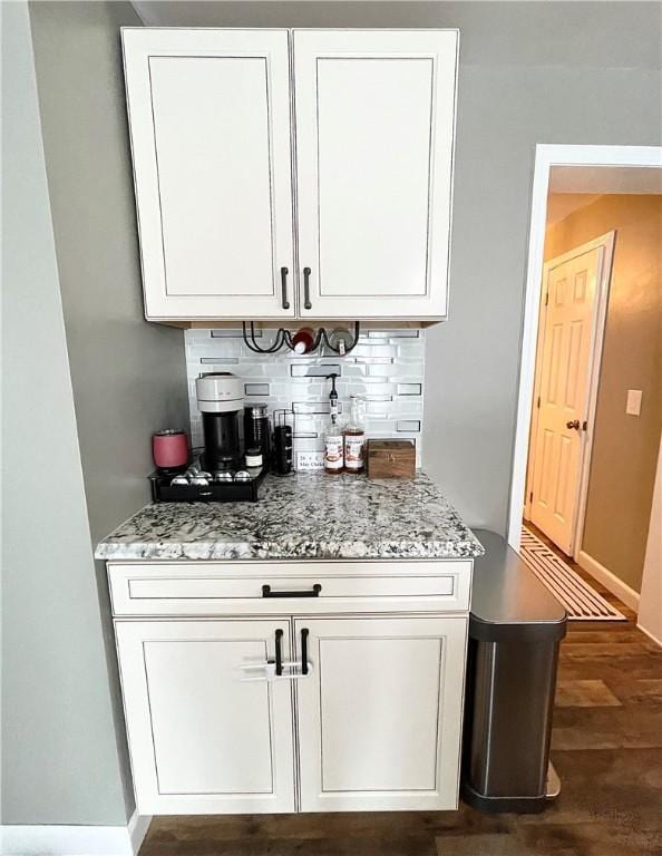 8 Orchard St, West Warwick, RI 02893 - bar with decorative backsplash and baseboards