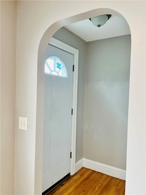 74 Leslie St, Cranston, RI 02910 - foyer entrance featuring arched walkways and wood finished floors
