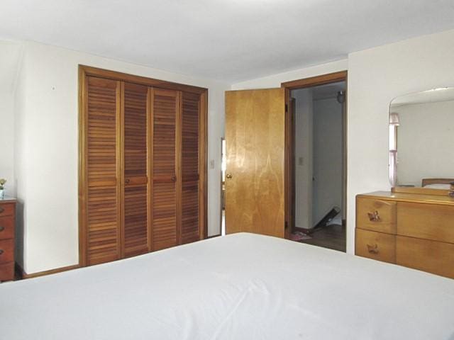 21 Hemlock Ave, Cranston, RI 02910 - bedroom featuring a closet and arched walkways