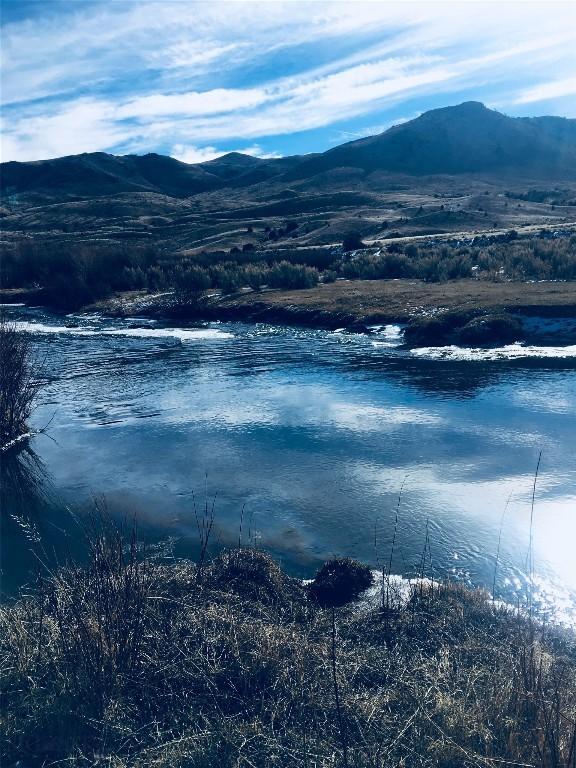 water view with a mountain view