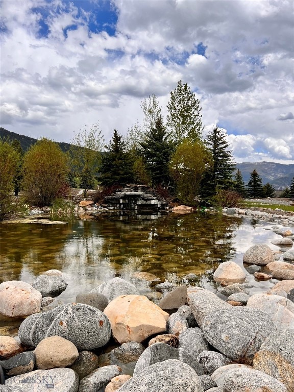 water view with a mountain view