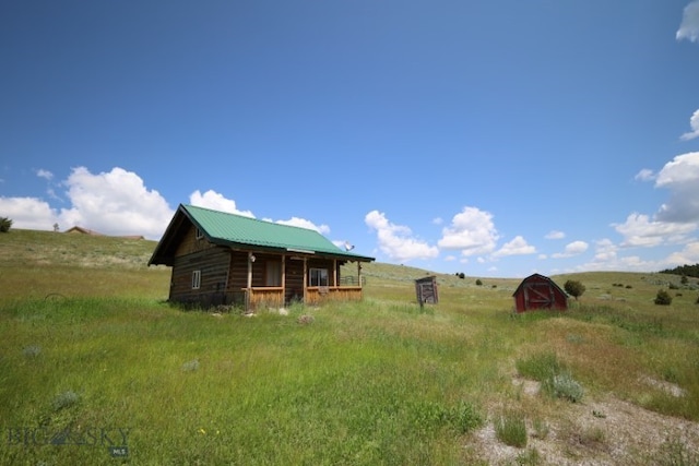 view of yard featuring a rural view