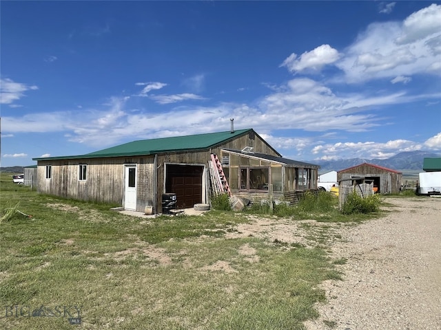 view of front of home featuring an outdoor structure