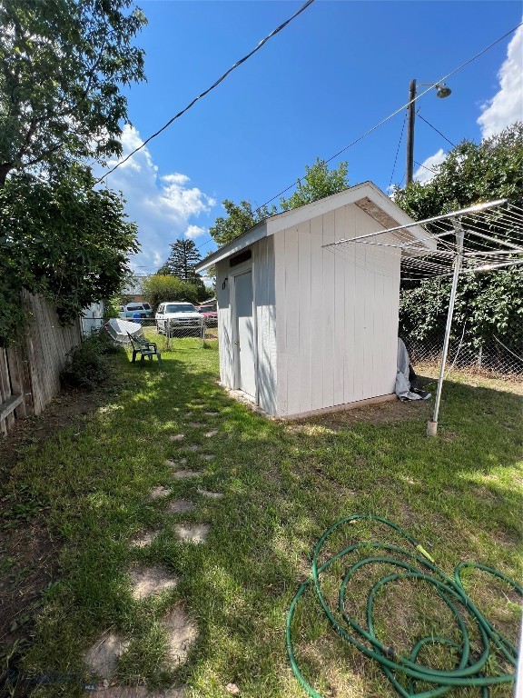 view of yard featuring a storage unit