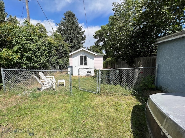 view of yard featuring an outdoor structure